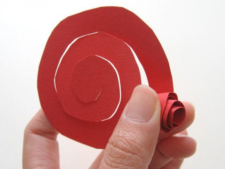 Illustration de l'article : DIY : fabriquer une couronne de roses rouges en forme de coeur