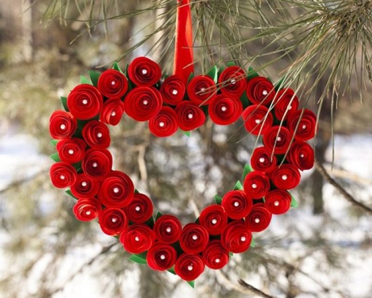 Illustration de l'article : DIY : fabriquer une couronne de roses rouges en forme de coeur