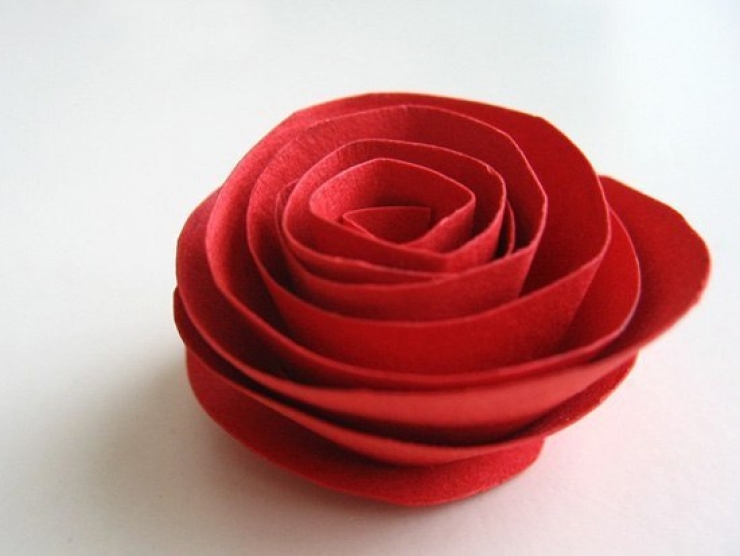 Illustration de l'article : DIY : fabriquer une couronne de roses rouges en forme de coeur