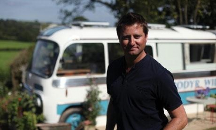 Illustration de l'article : L'&eacute;tonnante transformation d'un vieux bus en un magnifique petit studio!