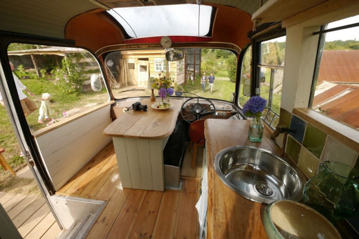 Illustration de l'article : L'&eacute;tonnante transformation d'un vieux bus en un magnifique petit studio!