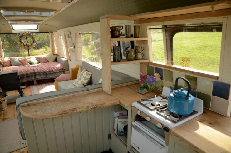 Illustration de l'article : L'&eacute;tonnante transformation d'un vieux bus en un magnifique petit studio!