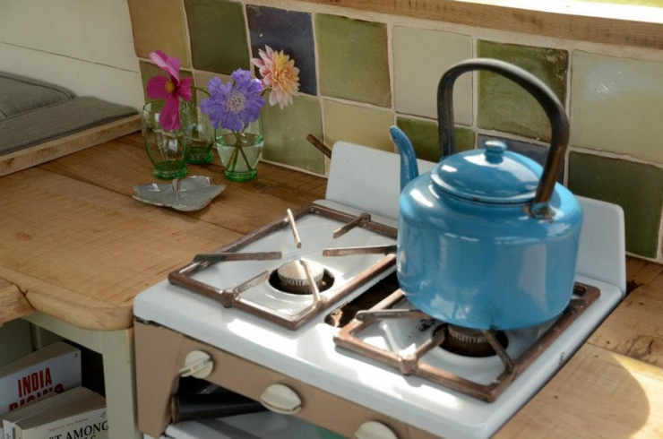 Illustration de l'article : L'&eacute;tonnante transformation d'un vieux bus en un magnifique petit studio!