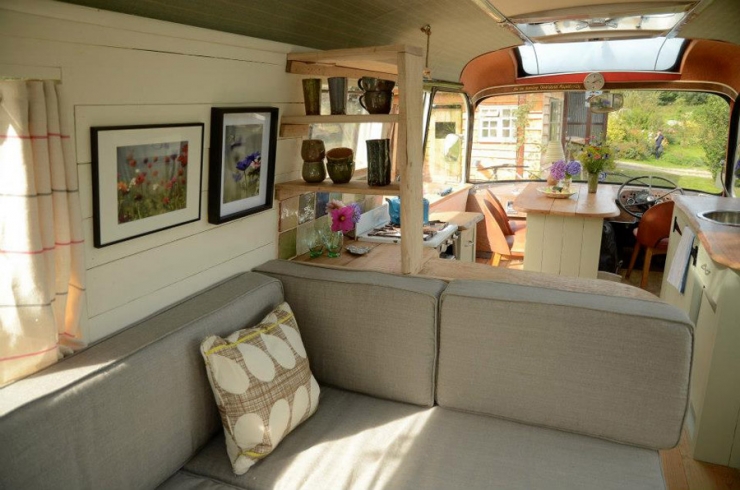 Illustration de l'article : L'&eacute;tonnante transformation d'un vieux bus en un magnifique petit studio!