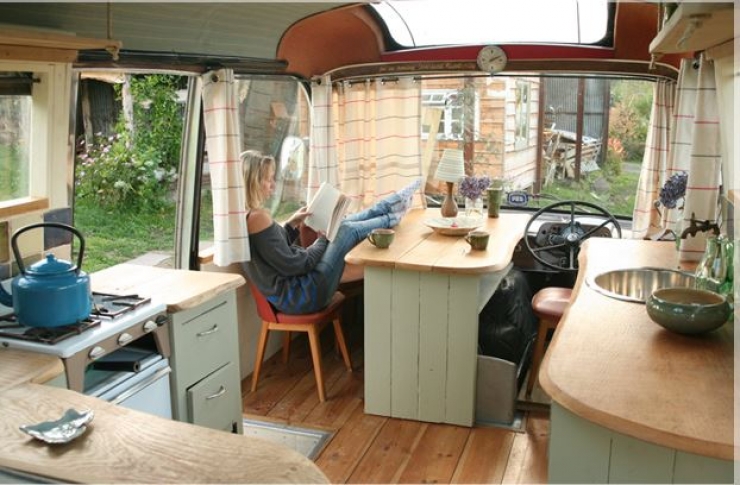 Illustration de l'article : L'&eacute;tonnante transformation d'un vieux bus en un magnifique petit studio!