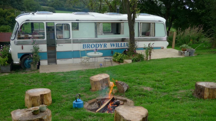 Illustration de l'article : L'&eacute;tonnante transformation d'un vieux bus en un magnifique petit studio!