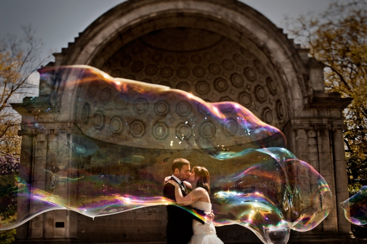 Illustration de l'article : Voici 50 id&eacute;es de photos originales &agrave; faire lors d'un mariage! Ca pourrait vous servir!