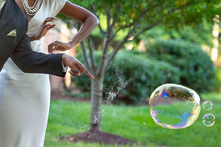 Illustration de l'article : Voici 50 id&eacute;es de photos originales &agrave; faire lors d'un mariage! Ca pourrait vous servir!