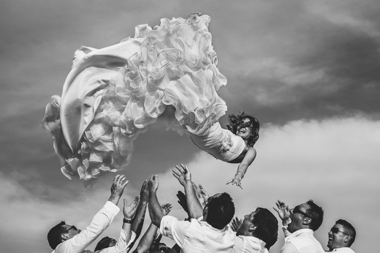 Illustration de l'article : Voici 50 id&eacute;es de photos originales &agrave; faire lors d'un mariage! Ca pourrait vous servir!