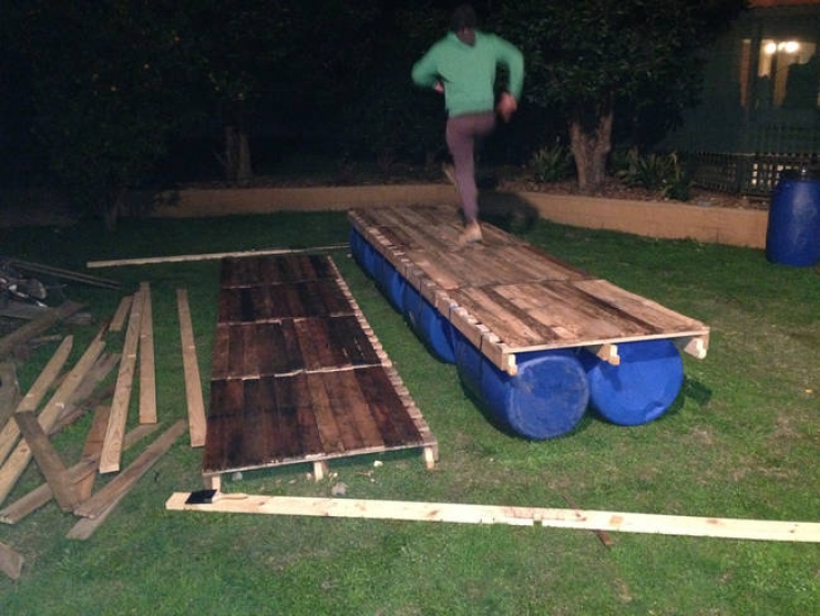 Illustration de l'article : Regardez ce que ces amis se sont construits avec ces palettes de bois! Une bonne id&eacute;e pour l'&eacute;t&eacute;!