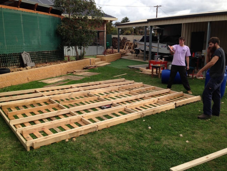 Illustration de l'article : Regardez ce que ces amis se sont construits avec ces palettes de bois! Une bonne id&eacute;e pour l'&eacute;t&eacute;!
