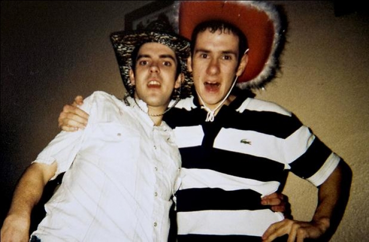 Illustration de l'article : Cet homme porte une robe jaune fluo &agrave; l'enterrement de son meilleur ami ! Quand vous comprendrez pourquoi, vous aurez les larmes aux yeux !