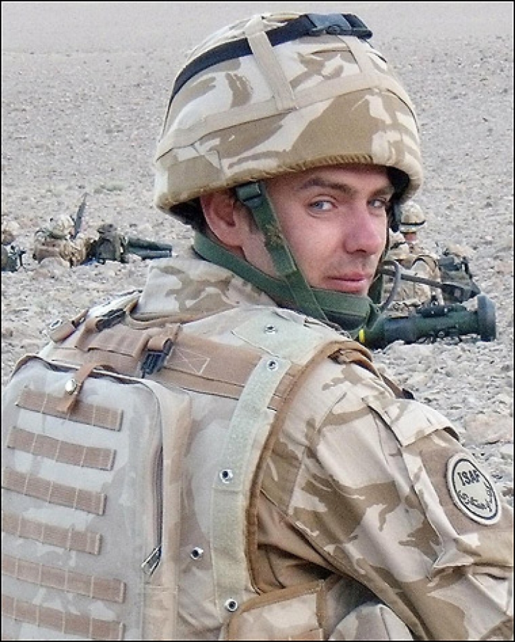 Illustration de l'article : Cet homme porte une robe jaune fluo &agrave; l'enterrement de son meilleur ami ! Quand vous comprendrez pourquoi, vous aurez les larmes aux yeux !