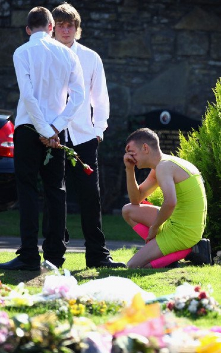 Illustration de l'article : Cet homme porte une robe jaune fluo &agrave; l'enterrement de son meilleur ami ! Quand vous comprendrez pourquoi, vous aurez les larmes aux yeux !