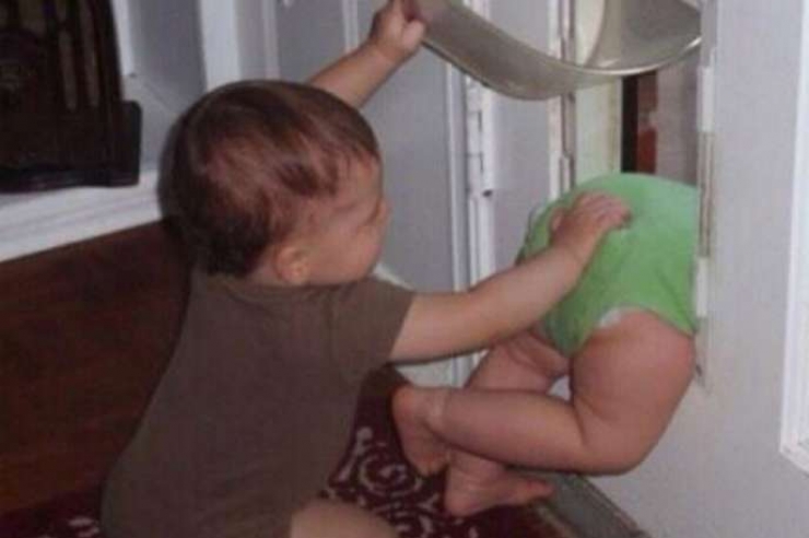 Illustration de l'article : Les frangins et frangines sont une b&eacute;n&eacute;diction, mais aussi parfois de vrais boulets ! (12 photos)