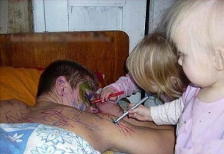 Illustration de l'article : Les frangins et frangines sont une b&eacute;n&eacute;diction, mais aussi parfois de vrais boulets ! (12 photos)