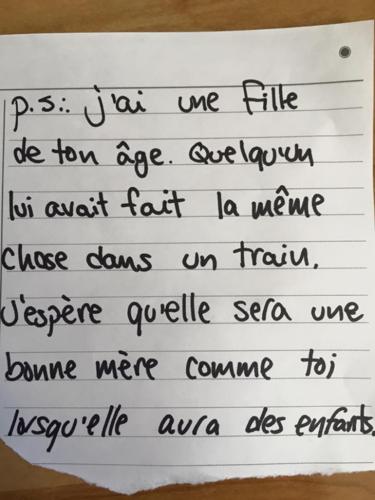 Illustration de l'article : Un inconnu remet 7 euros et un petit mot &agrave; cette maman pour une raison formidable!