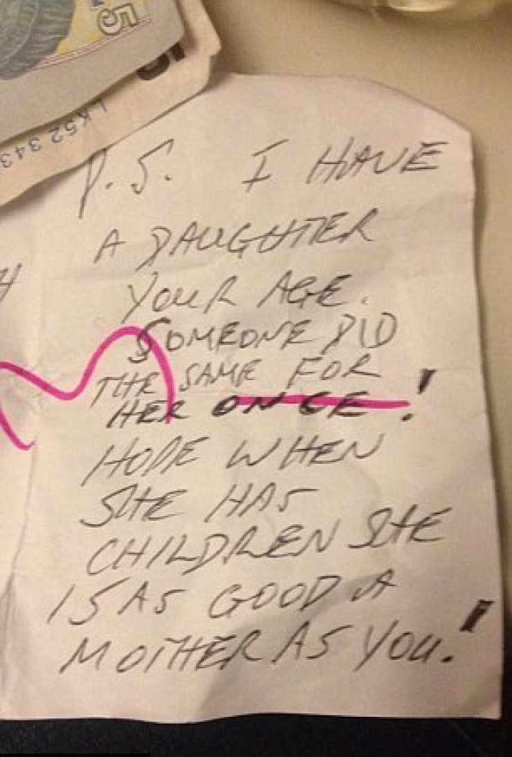 Illustration de l'article : Un inconnu remet 7 euros et un petit mot &agrave; cette maman pour une raison formidable!