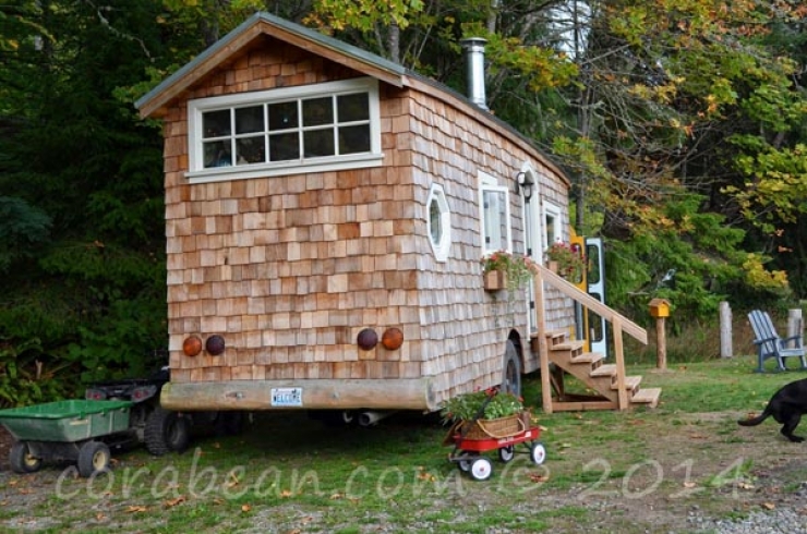 Illustration de l'article : Incroyable! Elle r&eacute;cup&egrave;re et transforme un bus scolaire en une maisonnette des plus chaleureuses!