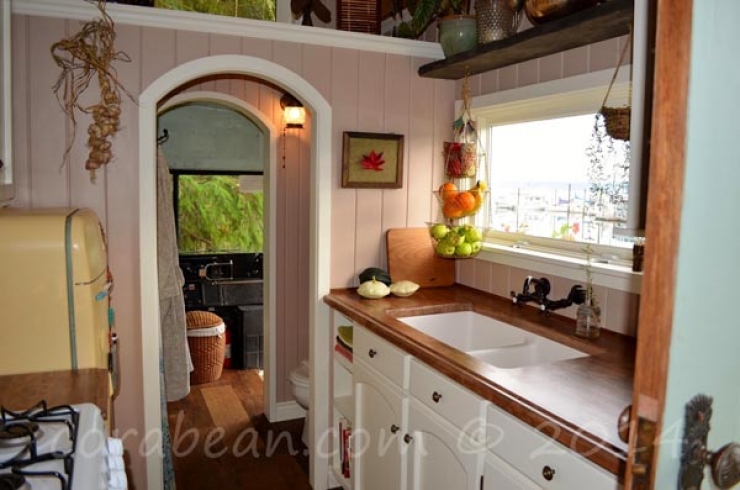 Illustration de l'article : Incroyable! Elle r&eacute;cup&egrave;re et transforme un bus scolaire en une maisonnette des plus chaleureuses!