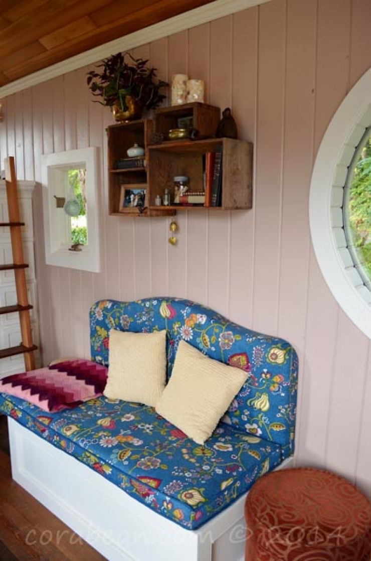 Illustration de l'article : Incroyable! Elle r&eacute;cup&egrave;re et transforme un bus scolaire en une maisonnette des plus chaleureuses!