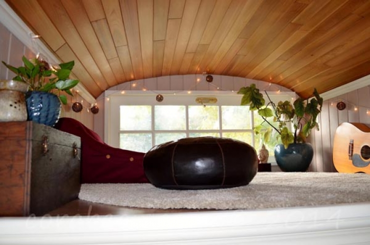 Illustration de l'article : Incroyable! Elle r&eacute;cup&egrave;re et transforme un bus scolaire en une maisonnette des plus chaleureuses!