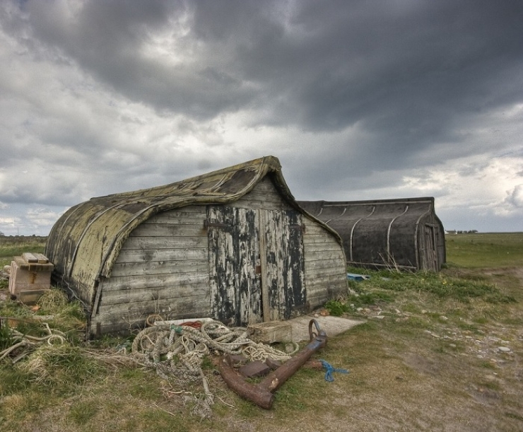 Illustration de l'article : 18 trucs et astuces &agrave; r&eacute;aliser avec des coques de bateaux usag&eacute;es! La table est particuli&egrave;rement belle!