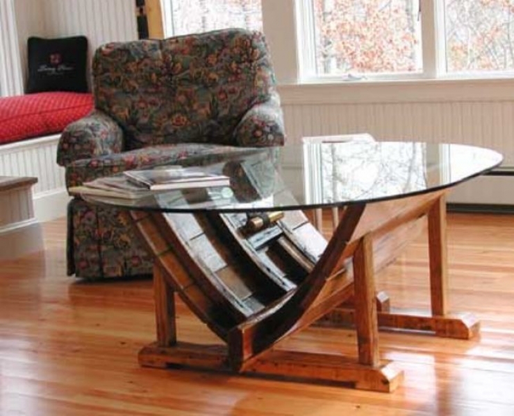 Illustration de l'article : 18 trucs et astuces &agrave; r&eacute;aliser avec des coques de bateaux usag&eacute;es! La table est particuli&egrave;rement belle!