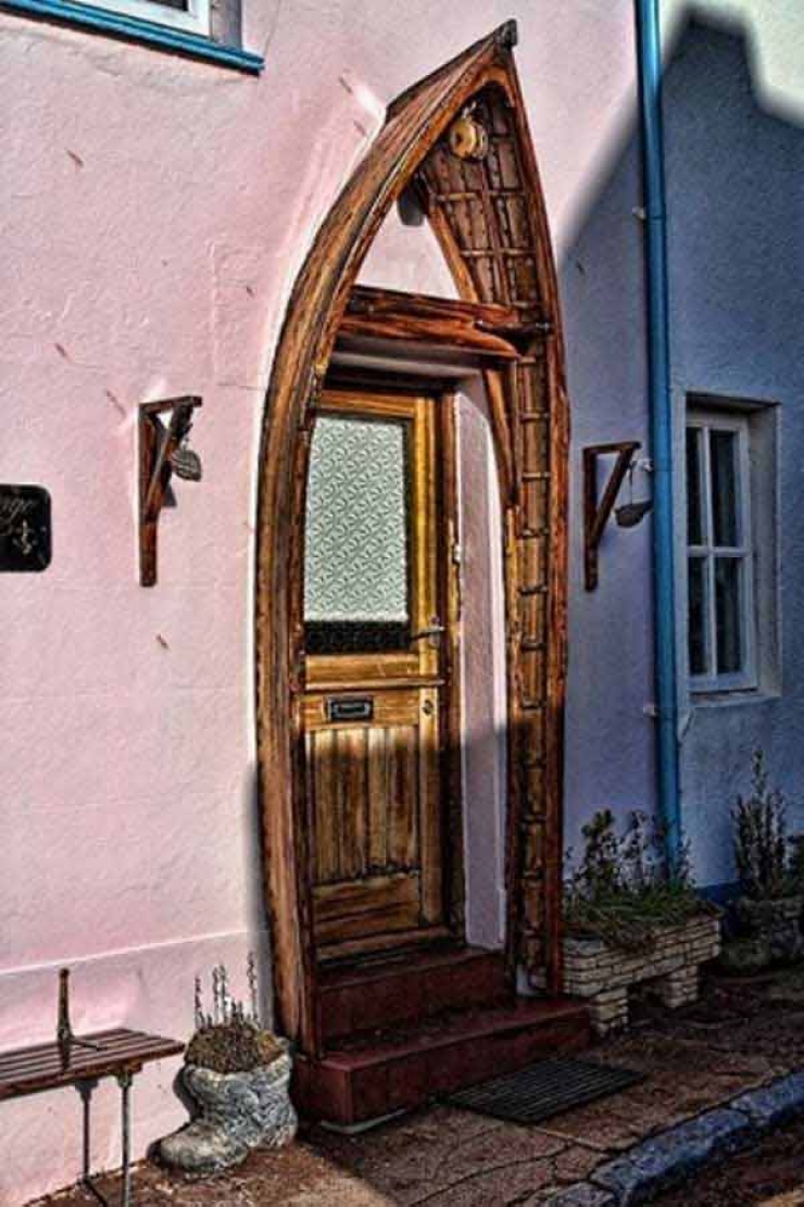 Illustration de l'article : 18 trucs et astuces &agrave; r&eacute;aliser avec des coques de bateaux usag&eacute;es! La table est particuli&egrave;rement belle!