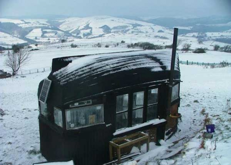 Illustration de l'article : 18 trucs et astuces &agrave; r&eacute;aliser avec des coques de bateaux usag&eacute;es! La table est particuli&egrave;rement belle!