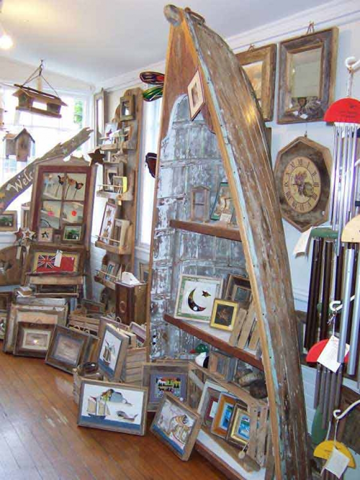 Illustration de l'article : 18 trucs et astuces &agrave; r&eacute;aliser avec des coques de bateaux usag&eacute;es! La table est particuli&egrave;rement belle!