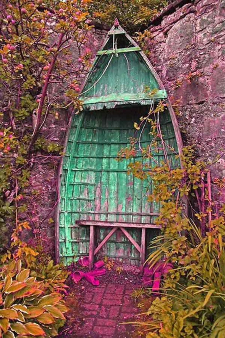 Illustration de l'article : 18 trucs et astuces &agrave; r&eacute;aliser avec des coques de bateaux usag&eacute;es! La table est particuli&egrave;rement belle!