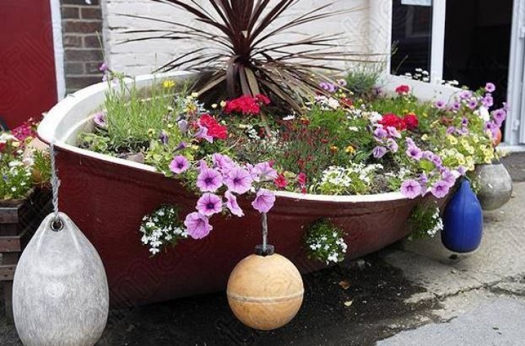 Illustration de l'article : 18 trucs et astuces &agrave; r&eacute;aliser avec des coques de bateaux usag&eacute;es! La table est particuli&egrave;rement belle!