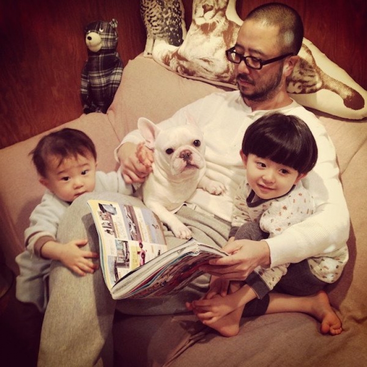 Illustration de l'article : Deux fr&egrave;res et un chien : d&eacute;couvrez cet adorable trio en 16 magnifiques photos