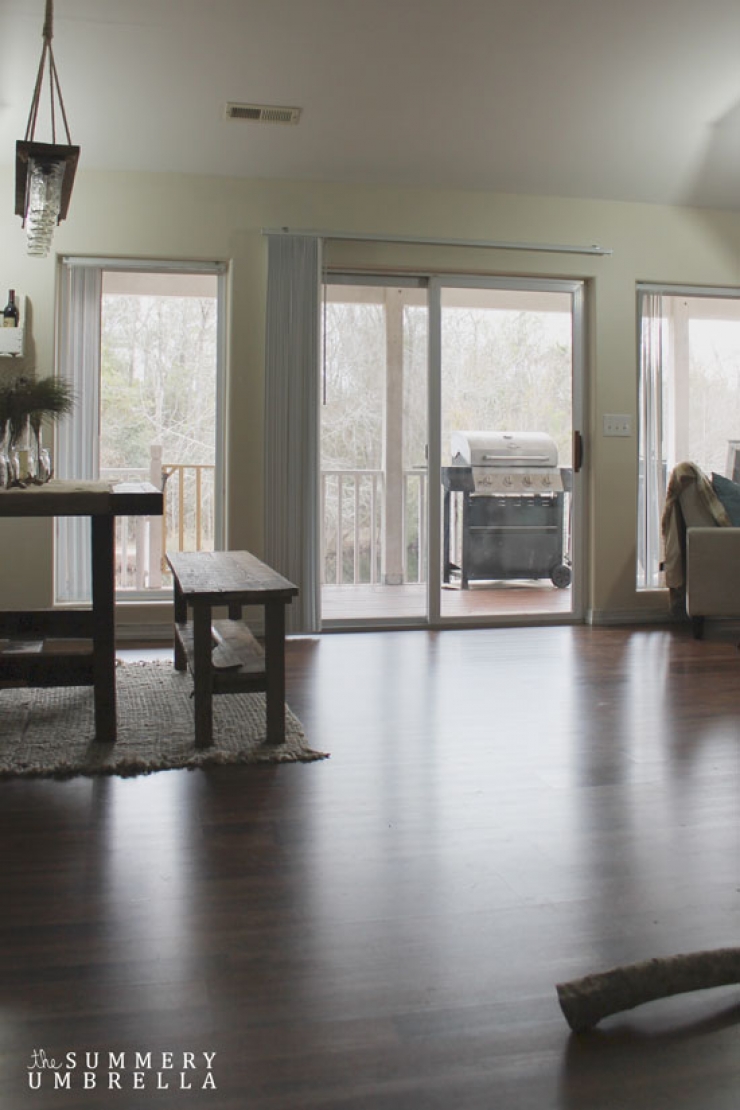 Illustration de l'article : Il change compl&egrave;tement le look de sa porte fen&ecirc;tre avec un bout de bois! 