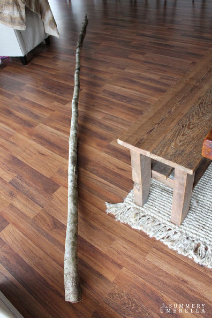 Illustration de l'article : Il change compl&egrave;tement le look de sa porte fen&ecirc;tre avec un bout de bois! 