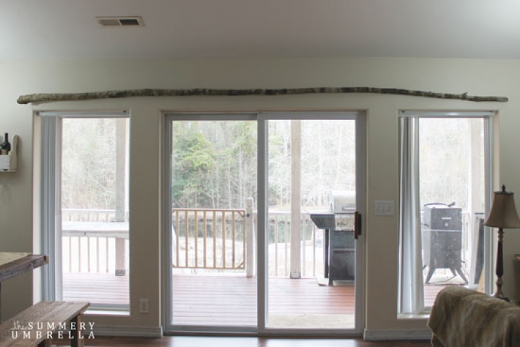 Illustration de l'article : Il change compl&egrave;tement le look de sa porte fen&ecirc;tre avec un bout de bois! 