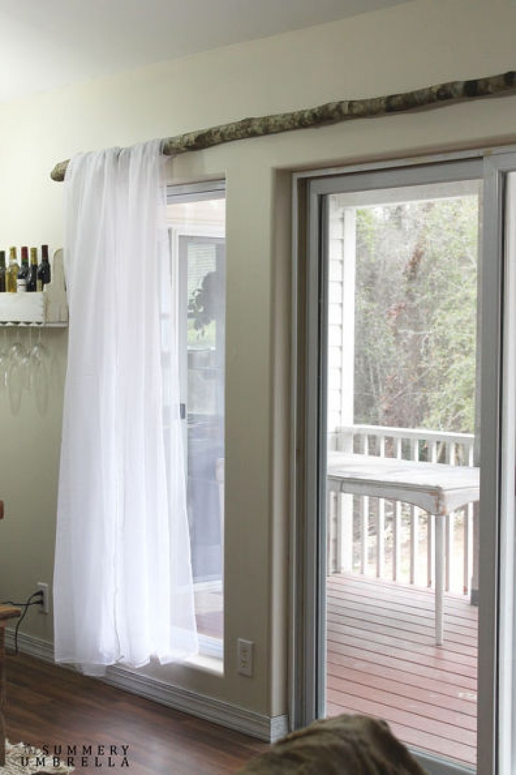 Illustration de l'article : Il change compl&egrave;tement le look de sa porte fen&ecirc;tre avec un bout de bois! 