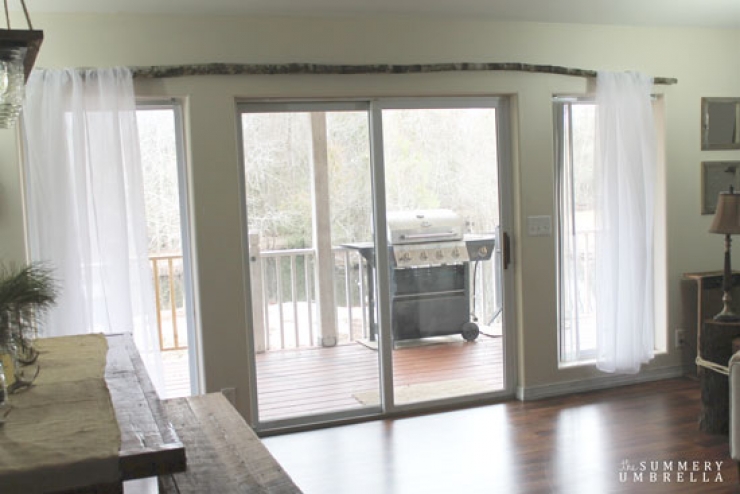 Illustration de l'article : Il change compl&egrave;tement le look de sa porte fen&ecirc;tre avec un bout de bois! 