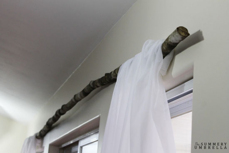 Illustration de l'article : Il change compl&egrave;tement le look de sa porte fen&ecirc;tre avec un bout de bois! 