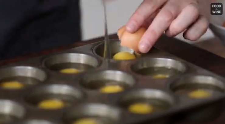 Illustration de l'article : Cette astuce vous fera gagner un temps pr&eacute;cieux lorsque vous aurez envie de vous pr&eacute;parer des oeufs!