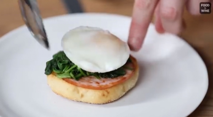 Illustration de l'article : Cette astuce vous fera gagner un temps pr&eacute;cieux lorsque vous aurez envie de vous pr&eacute;parer des oeufs!