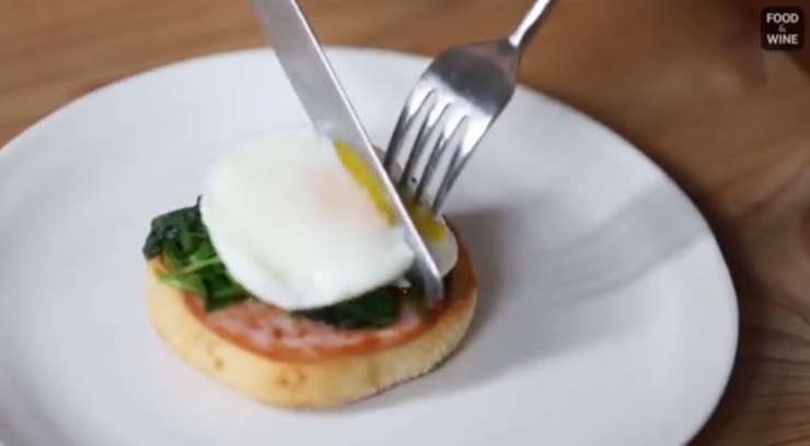 Illustration de l'article : Cette astuce vous fera gagner un temps pr&eacute;cieux lorsque vous aurez envie de vous pr&eacute;parer des oeufs!