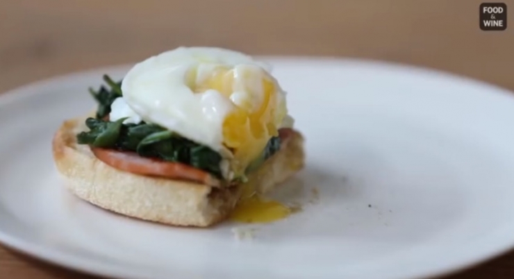 Illustration de l'article : Cette astuce vous fera gagner un temps pr&eacute;cieux lorsque vous aurez envie de vous pr&eacute;parer des oeufs!