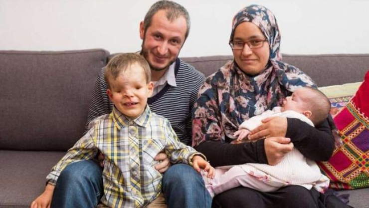 Illustration de l'article : Il &eacute;tait vou&eacute; &agrave; une vie mis&eacute;rable, sans nez et sans yeux mais la m&eacute;decine a fait un travail incroyable !