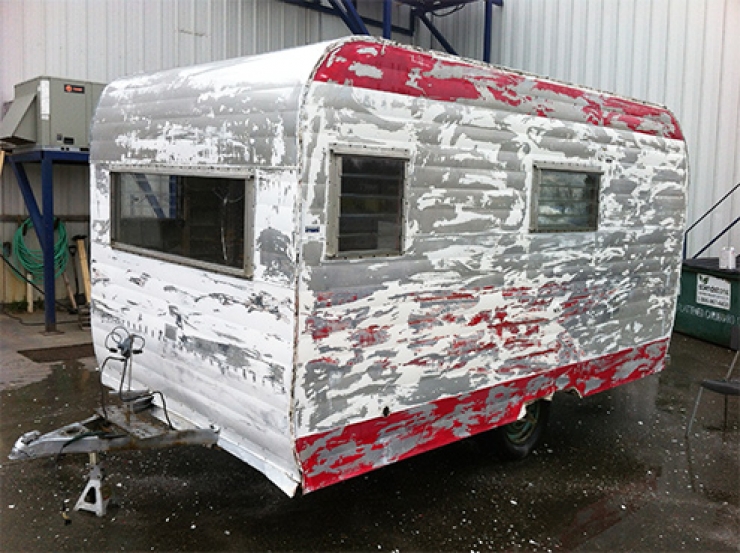 Illustration de l'article : Ils r&eacute;cup&egrave;rent et transforment une vieille roulotte en ruine en un cocon Vintage et incroyable ! Joli boulot&hellip;