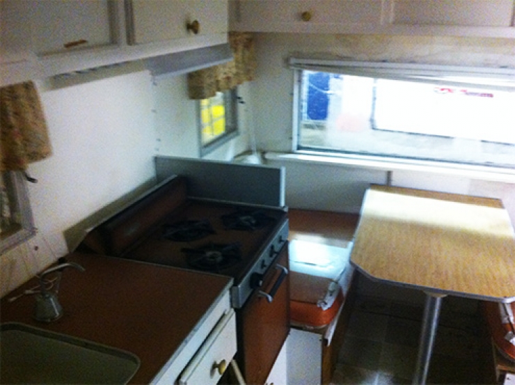 Illustration de l'article : Ils r&eacute;cup&egrave;rent et transforment une vieille roulotte en ruine en un cocon Vintage et incroyable ! Joli boulot&hellip;