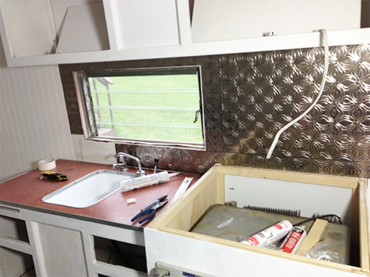 Illustration de l'article : Ils r&eacute;cup&egrave;rent et transforment une vieille roulotte en ruine en un cocon Vintage et incroyable ! Joli boulot&hellip;