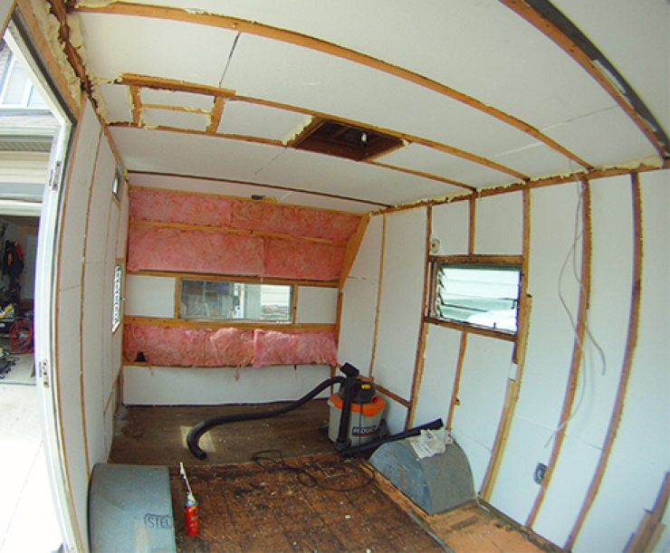 Illustration de l'article : Ils r&eacute;cup&egrave;rent et transforment une vieille roulotte en ruine en un cocon Vintage et incroyable ! Joli boulot&hellip;