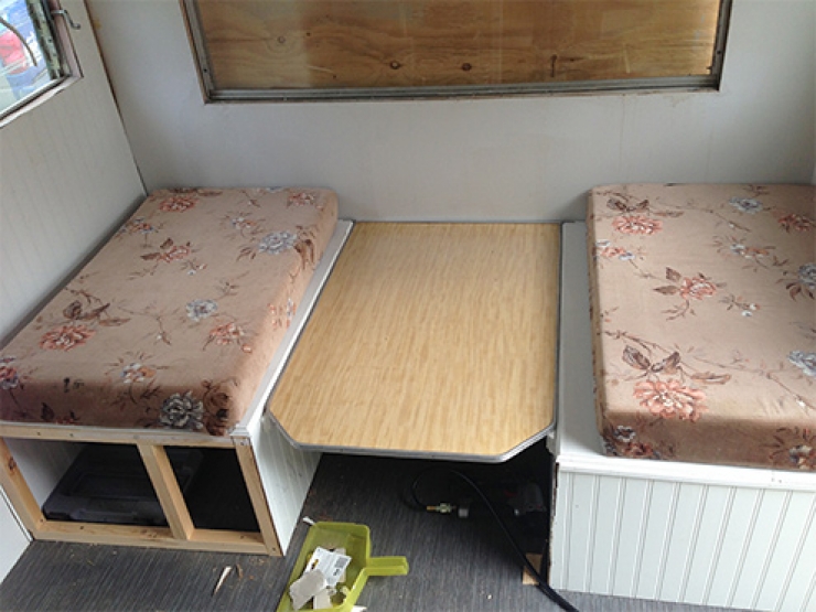 Illustration de l'article : Ils r&eacute;cup&egrave;rent et transforment une vieille roulotte en ruine en un cocon Vintage et incroyable ! Joli boulot&hellip;